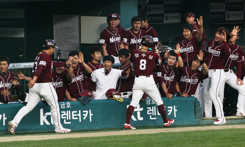 23일 오후 서울 잠실야구장에서 열린 2012 프로야구 넥센과 LG의 경기. 2회초 넥센 공격 2사 만루에서 박병호의 안타로 득점한 정수성과 허도환이 동료들과 하이파이브를 하고 있다.
