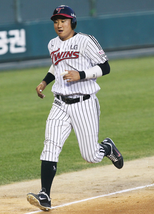 23일 오후 서울 잠실야구장에서 열린 2012 프로야구 넥센과 LG의 경기. 3회말 LG 공격 1사 2,3루에서 박용택의 희생플라이로 3루주자 김태군이 홈으로 들어오고 있다.