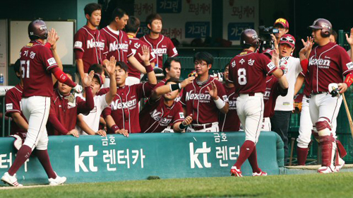 20일 오후 서울 잠실야구장에서 열린 2012 프로야구 넥센과 두산의 경기. 1회초 넥센 공격 2사 만루에서 서건창의 적시타로 득점한 장기영과 정수성이 동료들의 환영을 받고 있다.