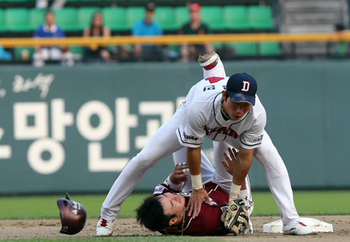 21일 오후 서울 잠실야구장에서 열린 프로야구 넥센-두산. 2회초 무사 넥센 1루주자 박병호가 강정호의 병살타로 2루에서 포스 아웃되고 있다.