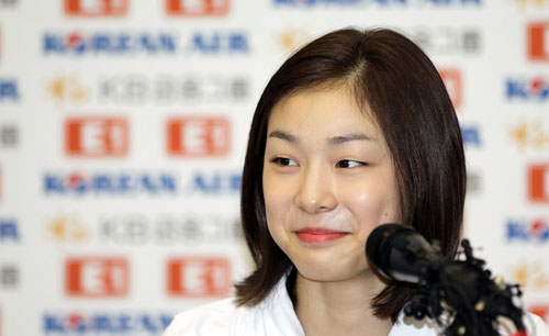 김연아 선수가 2일 오후 서울 노원구 태릉선수촌에서 열린 기자회견에서 거취와 관련한 기자들의 질문에 답변하고 있다.