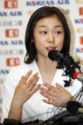 '피겨 여왕' 김연아가 2일 오후 서울 노원구 공릉동 태릉선수촌 국제스케이트장에서 열린 기자회견에서 거취와 관련한 기자들의 질문에 답변하고 있다.