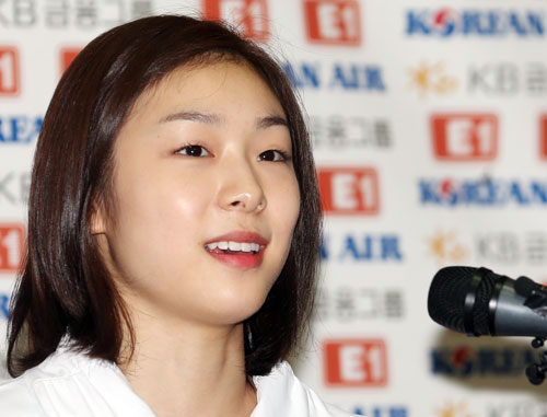 '피겨 여왕' 김연아가 2일 오후 서울 노원구 공릉동 태릉선수촌 국제스케이트장에서 기자회견을 갖고 은퇴 대신 새로운 도전을 하겠다고 밝히고 있다.김연아는 2014년 소치 동계올림픽까지 선수 생활을 이어가겠다고 말했다.