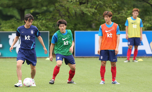 2일 오후 경기도 파주 NFC에서 런던올림픽을 앞둔 올림픽축구대표팀 홍명보호가 소집했다. 첫 훈련에서 홍명보 감독이 선수들을 지도하고 있다.