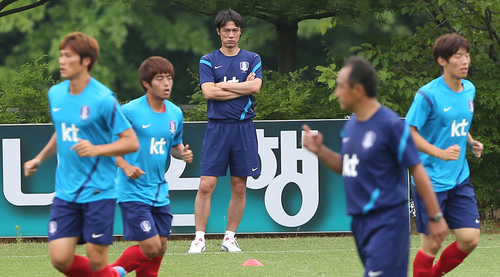 2일 오후 경기도 파주 NFC에서 런던올림픽을 앞둔 올림픽축구대표팀 홍명보호가 소집했다. 첫 훈련에서 홈명보 감독이 선수들이 선수들을 지켜보고 있다.