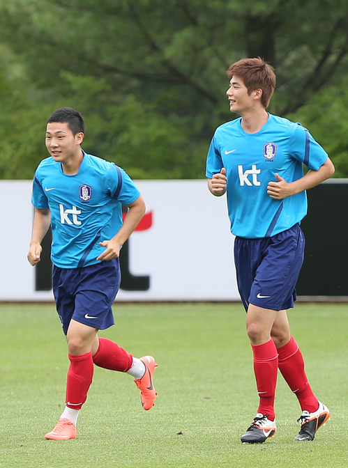 2일 오후 경기도 파주 NFC에서 런던올림픽을 앞둔 올림픽축구대표팀 홍명보호가 소집했다. 첫 훈련에서 남태희(왼쪽)와 기성용이 환한 표정으로 공을 향해 달려가고 있다.