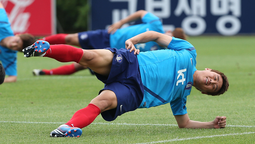 2일 오후 경기도 파주 NFC에서 런던올림픽을 앞둔 올림픽축구대표팀 홍명보호가 소집했다. 첫 훈련에서 구자철이 스트레칭을 하고 있다.