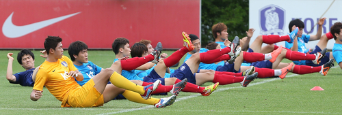 2일 오후 경기도 파주 NFC에서 런던올림픽을 앞둔 올림픽축구대표팀 홍명보호가 소집했다. 첫 훈련에서 선수들이 몸을 풀고 있다.