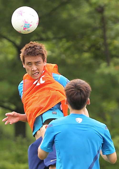 2일 오후 경기도 파주 NFC에서 런던올림픽을 앞둔 올림픽축구대표팀 홍명보호가 소집했다. 첫 훈련에서 구자철이 헤딩연습을 하고 있다.