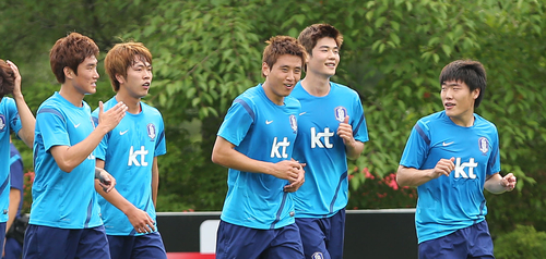 2일 오후 경기도 파주 NFC에서 런던올림픽을 앞둔 올림픽축구대표팀 홍명보호가 소집했다. 첫 훈련에서 구자철, 기성용을 비롯한 선수들이 밝은 표정으로 이동하고 있다.