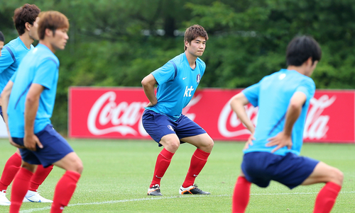 2일 오후 경기도 파주 NFC에서 런던올림픽을 앞둔 올림픽축구대표팀 홍명보호가 소집했다. 첫 훈련에서 기성용이 스트레칭을 하고 있다.