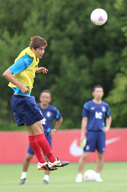 2일 오후 경기도 파주 NFC에서 런던올림픽을 앞둔 올림픽축구대표팀 홍명보호가 소집했다. 첫 훈련에서 기성용이 헤딩연습을 하고 있다.