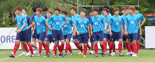 2일 오후 경기도 파주 NFC에서 런던올림픽을 앞둔 올림픽축구대표팀 홍명보호가 소집했다. 첫 훈련에서 선수들이 스트레칭 후 전술훈련을 위해 필드로 나가고 있다.