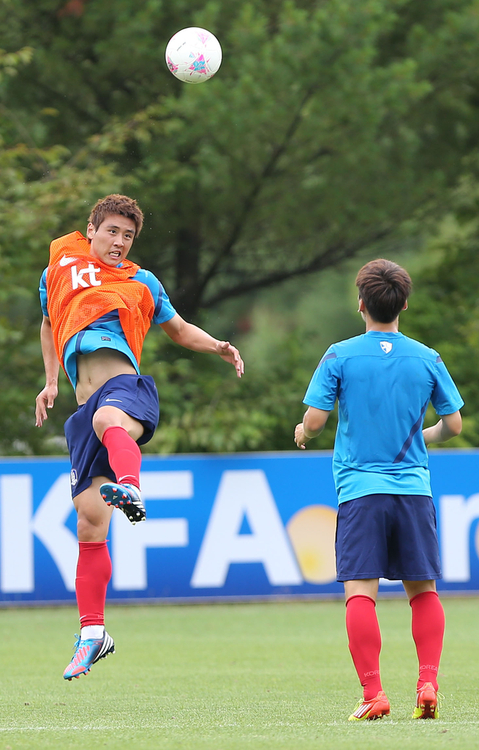 2일 오후 경기도 파주 NFC에서 런던올림픽을 앞둔 올림픽축구대표팀 홍명보호가 소집했다. 첫 훈련에서 구자철이 헤딩연습을 하고 있다.