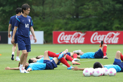 2일 오후 경기도 파주 NFC에서 런던올림픽을 앞둔 올림픽축구대표팀 홍명보호가 소집했다. 첫 훈련에서 홍명보 감독이 스트레칭하는 선수들을 지켜보고 있다.