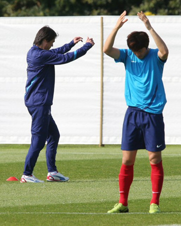 2012 런던올림픽 축구 대표팀이 운명의 한일전, 런던올림픽 남자축구 3,4위전을 하루 앞둔 9일 오후(현지시간) 영국 카디프의 카디프 대학 축구훈련장에서 훈련을 하는 가운데 홍명보 감독이 선수들과 함께 스트레칭을 하고 있다.