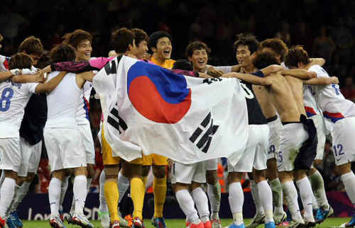 박주영, 지동원, 정성룡 등 올림픽 축구대표팀 선수들이 10일 오후(현지시간) 영국 카디프의 밀레니엄스타디움에서 열린 2012 런던올림픽 남자축구 3,4위전에서 일본을 꺾고 동메달을 획득한 뒤 환호하고 있다.