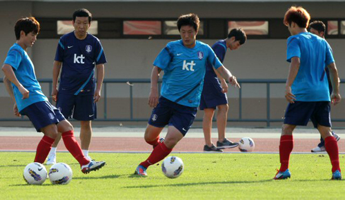 오는 15일 잠비아와의 평가전을 앞둔 축구 국가대표팀 선수들이 13일 오후 경기가 열릴 안양종합운동장에서 최강희 감독과 함께 가볍게 몸을 풀고 있다.