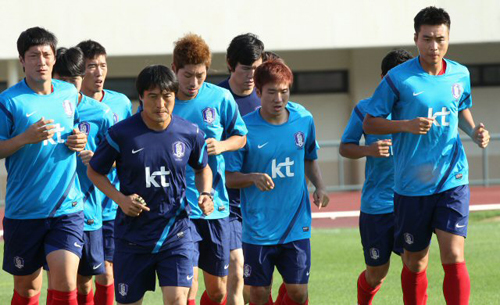 오는 15일 잠비아와의 평가전을 앞둔 축구 국가대표팀이 13일 오후 경기가 열릴 안양종합운동장에서 달리기를 하며 가볍게 몸을 풀고 있다.