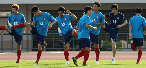 오는 15일 잠비아와의 평가전을 앞둔 축구 국가대표팀 이동국, 김정우 등 선수들이 13일 오후 경기가 열릴 안양종합운동장에서 가볍게 몸을 풀고 있다.