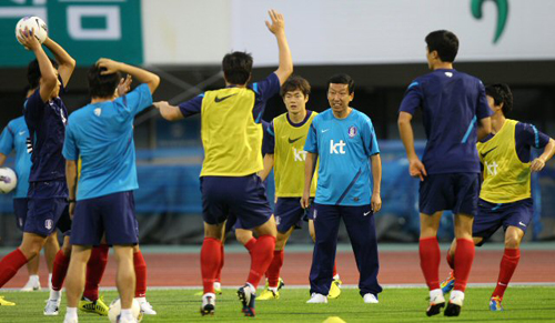 잠비아와의 평가전을 하루 앞둔 14일 오후 안양종합운동장에서 축구 국가대표팀 선수들이 최강희 감독이 지켜보는 가운데 농구와 비슷한 공 주고받기 훈련을 하고 있다.