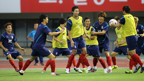 잠비아와의 평가전을 하루 앞둔 14일 오후 안양종합운동장에서 축구 국가대표팀 선수들이 농구와 비슷한 공 주고받기 훈련을 하고 있다.