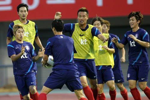 잠비아와의 평가전을 하루 앞둔 14일 오후 안양종합운동장에서 축구 국가대표팀 선수들이 농구와 비슷한 공 주고받기 훈련을 하고 있다.