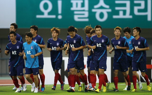 잠비아와의 평가전을 하루 앞둔 14일 오후 안양종합운동장에서 축구 국가대표팀 선수들이 본격적 훈련에 앞서 달리기로 몸을 풀고 있다.