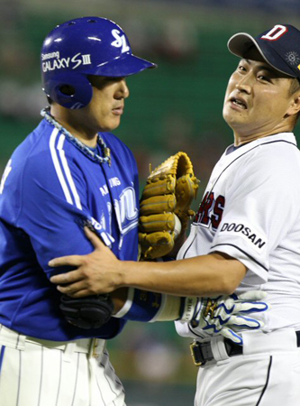 17일 잠실야구장에서 프로야구 삼성과 두산의 경기가 열렸다. 삼성이 2-0으로 앞선 8회초. 선두타자로 나온 이승엽이 내야 땅볼 후 이혜천에게 아웃되고 있다.