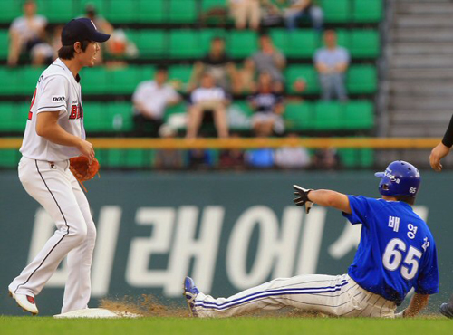 17일 오후 서울 잠실야구장에서 열린 두산과 삼성의 경기. 1회초 무사 1루에서 삼성 배영섭이 도루를 성공하고 있다.