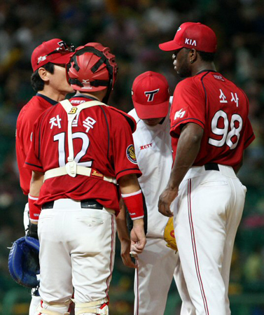 17일 오후 인천 문학구장에서 열린 2012 프로야구 기아와 SK의 경기. 6회말 SK공격 기아 투수 소사가 연이은 안타를 내주자 코치진과 논의하고 있다.