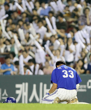 17일 오후 서울 잠실야구장에서 열린 프로야구 두산과 삼성의 경기. 5회초 2사 3루 상황에서 삼성 박한이가 투수 땅볼로 1루에서 아웃을 당해 주저앉아 있다.