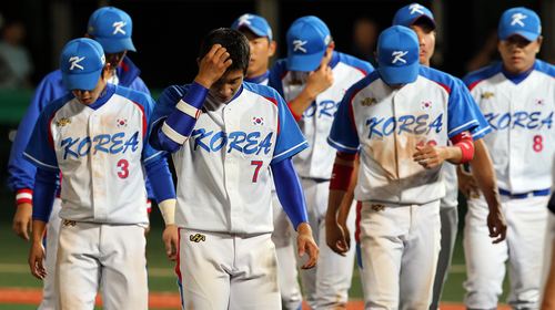 6일 오후 서울 목동야구장에서 열린 제25회 세계청소년야구선수권대회 결선 라운드 한국 대 일본의 경기에서 일본이 4:2로 승리 후 한국 선수들이 아쉬워하며 그라운드를 떠나고 있다.