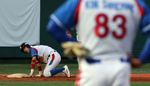 6일 서울 목동야구장에서 열린 제25회 세계청소년야구선수권대회 결선 라운드 한국과 일본의 경기. 
    3회말 2사 상황에서 공이 뒤로 빠지자 뛴 1루주자 유영준이 3루에서 아웃되고 있다.