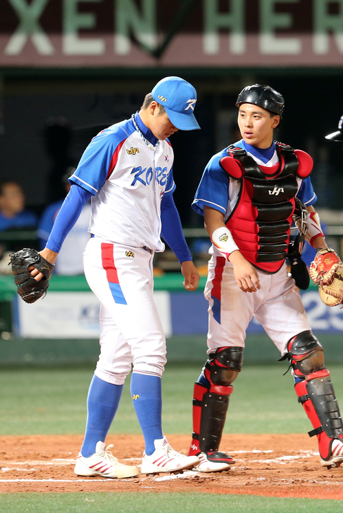 6일 서울 목동야구장에서 열린 제25회 세계청소년야구선수권대회 결선 라운드 한국과 일본의 경기. 
    6회초 4점을 내주고 위기를 맞은 심재민이 포수와 함께 이야기를 나누고 있다.