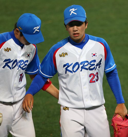 6일 오후 서울 목동야구장에서 열린 제25회 세계청소년야구선수권대회 결선 라운드 한국 대 일본의 경기. 7회초 일본의 공격을 깔끔하게 막아낸 한국 투수 이건욱이 더그아웃으로 돌아오고 있다.