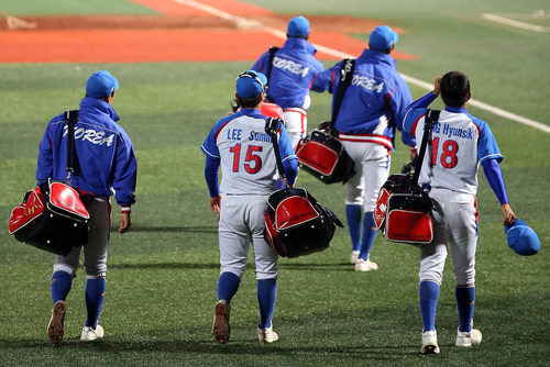 6일 오후 서울 목동야구장에서 열린 제25회 세계청소년야구선수권대회 결선 라운드 한국 대 일본의 경기. 일본에 4-2로 패배한 한국 선수들이 힘없이 그라운드로 들어서고 있다.