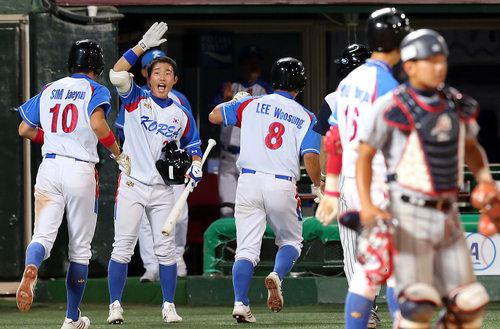 6일 서울 목동야구장에서 열린 제25회 세계청소년야구선수권대회 결선 라운드 한국과 일본의 경기. 
    7회말 1사 만루에서 안중열이 2타점 2루타를 치자 홈을 밟은 주자들과 더그아웃 선수들이 환호하고 있다.