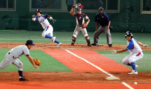 6일 오후 서울 목동야구장에서 열린 제25회 세계청소년야구선수권대회 결선 라운드 한국 대 일본의 경기. 7회말 1사 만루 상황에서 안중열이 2타점 적시타를 치고 있다.