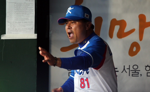 6일 오후 서울 목동야구장에서 열린 제25회 세계청소년야구선수권대회 결선 라운드 한국 대 일본의 경기에서 이정훈 감독이 작전 지시를 하고 있다.