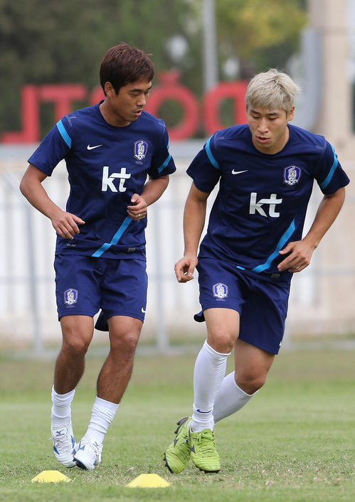 브라질월드컵 최종예선 3차전 우즈베키스탄과의 원정경기를 앞둔 축구국가대표팀이 7일 오전(현지시간) 우즈베키스탄 타쉬켄트 외곽 더스트릭 훈련장에서 훈련을 가졌다.
    이근호, 박주영이 서킷 트레이닝을 하고 있다.