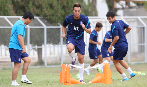 브라질월드컵 최종예선 3차전 우즈베키스탄과의 원정경기를 앞둔 축구국가대표팀이 7일 오전(현지시간) 우즈베키스탄 타쉬켄트 외곽 더스트릭 훈련장에서 훈련을 가졌다.
    이동국, 김신욱 등이 서킷 트레이닝을 하고 있다.