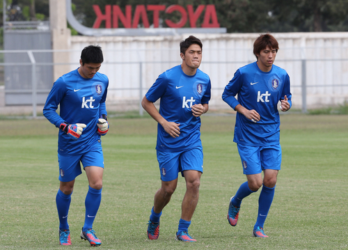 브라질월드컵 최종예선 3차전 우즈베키스탄과의 원정경기를 앞둔 축구국가대표팀이 7일 오전(현지시간) 우즈베키스탄 타쉬켄트 외곽 더스트릭 훈련장에서 훈련을 가졌다.
    골키퍼 정성룡, 김영광, 김진현이 나란히 달리고 있다.