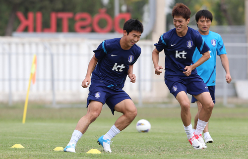 브라질월드컵 최종예선 3차전 우즈베키스탄과의 원정경기를 앞둔 축구국가대표팀이 7일 오전(현지시간) 우즈베키스탄 타쉬켄트 외곽 더스트릭 훈련장에서 훈련을 가졌다.
    윤빛가람과 이청용이 서킷 트레이닝을 하고 있다.