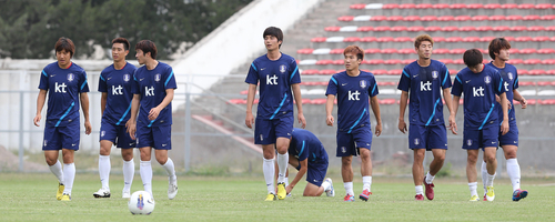 브라질월드컵 최종예선 3차전 우즈베키스탄과의 원정경기를 앞둔 축구국가대표팀이 7일 오전(현지시간) 우즈베키스탄 타쉬켄트 외곽 더스트릭 훈련장에서 훈련을 가졌다.
    기성용 등 수비수들이 서킷트레이닝을 하기 위해 이동하고 있다.