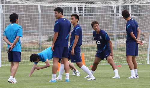 브라질월드컵 최종예선 3차전 우즈베키스탄과의 원정경기를 앞둔 축구국가대표팀이 7일 오전(현지시간) 우즈베키스탄 타쉬켄트 외곽 더스트릭 훈련장에서 훈련을 가졌다.
    이동국, 박주영 등이 스트레칭을 하고 있다.