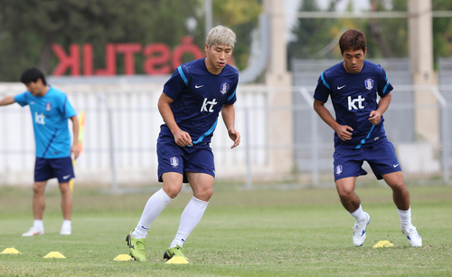 브라질월드컵 최종예선 3차전 우즈베키스탄과의 원정경기를 앞둔 축구국가대표팀이 7일 오전(현지시간) 우즈베키스탄 타쉬켄트 외곽 더스트릭 훈련장에서 훈련을 가졌다.
    이근호, 박주영 등이 서킷 트레이닝을 하고 있다.