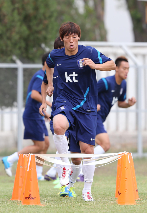 브라질월드컵 최종예선 3차전 우즈베키스탄과의 원정경기를 앞둔 축구국가대표팀이 7일 오전(현지시간) 우즈베키스탄 타쉬켄트 외곽 더스트릭 훈련장에서 훈련을 가졌다.
    김보경 등이 서킷 트레이닝을 하고 있다.