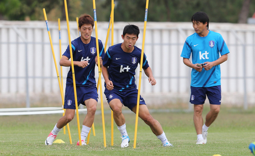 브라질월드컵 최종예선 3차전 우즈베키스탄과의 원정경기를 앞둔 축구국가대표팀이 7일 오전(현지시간) 우즈베키스탄 타쉬켄트 외곽 더스트릭 훈련장에서 훈련을 가졌다.
    윤빛가람, 이청용 등이 서킷 트레이닝을 하고 있다.