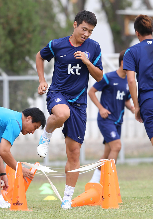 브라질월드컵 최종예선 3차전 우즈베키스탄과의 원정경기를 앞둔 축구국가대표팀이 7일 오전(현지시간) 우즈베키스탄 타쉬켄트 외곽 더스트릭 훈련장에서 훈련을 가졌다.
    이동국, 김신욱 등이 서킷 트레이닝을 하고 있다.